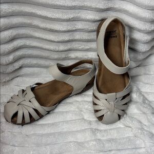 Earth Origins Sand White Sand Lyndon Lana Leather Fisherman Sandals Size 7 EUC